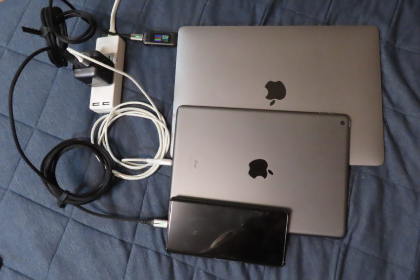 UGREEN NEXODE RG 65Wを使ってiPad、MacBook Air、pixel7 Proを充電しているところ